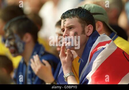 Calcio - Lega Nazionale seconda Divisione - Wrexham v Gillingham. Un fan di Gillingham guarda la sua squadra ansiosamente Foto Stock