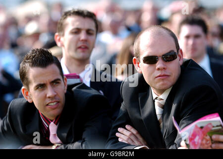 Corse ippiche - Vodafone Ladies Day - Ippodromo di Epsom Downs. I Racegoers si divertono con l'azione il giorno delle Signore Foto Stock