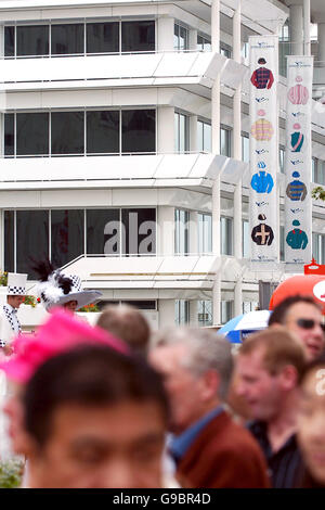 Horse Racing - Vodafone Ladies Day - ippodromo di Epsom Downs Foto Stock