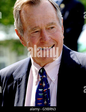 L'ex presidente degli Stati Uniti George Bush Senior risponde al veterano della campagna per la pace Lindis Percy mentre grida domande a lui quando arriva per affrontare la Yorkshire International Business Convention di Harrogate. Foto Stock