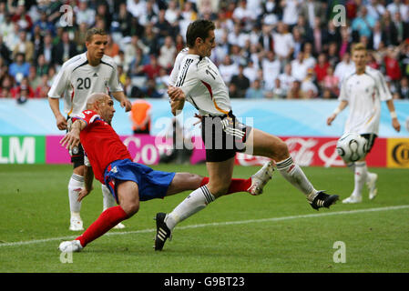 Miroslav Klose (C) in Germania segna il terzo gol contro il Costa Rica durante la partita di Coppa del mondo di Gruppo A allo stadio della Coppa del mondo FIFA di Monaco, Germania. Foto Stock
