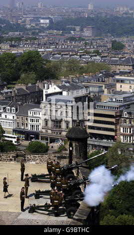 I cadetti del corpo di addestramento ufficiale della City of Edinburgh University imitano un saluto da 21 cannoni al Castello di Edinburgo per celebrare l'85° compleanno del Duca di Edinburgo. Foto Stock