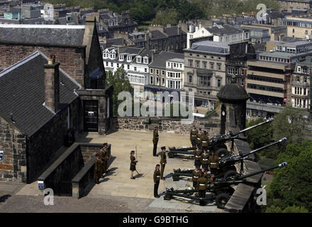 I cadetti del corpo di addestramento ufficiale della City of Edinburgh University imitano un saluto da 21 cannoni al Castello di Edinburgo per celebrare l'85° compleanno del Duca di Edinburgo. Foto Stock