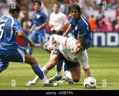 Calcio - Coppa del mondo FIFA 2006 Germania - Gruppo B - Inghilterra / Paraguay - Commerzbank Arena. Frank Lampard (c) è messo sotto pressione da Carlos Bonet (l) e Roque Santa Cruz (r) del Paraguay Foto Stock