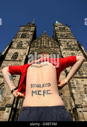 Ventola in Inghilterra Gareth Hayes, da Manchester, mostra il suo tatuaggio al di fuori della chiesa di San Lorenzo a Norimberga, Germania, prima che il secondo gioco dell'Inghilterra World Cup campagna contro Trinidad e Tobago il giovedì. Foto Stock