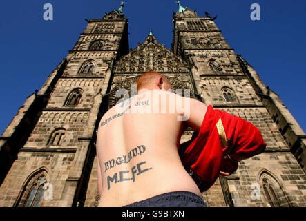 Ventola in Inghilterra Gareth Hayes, da Manchester, mostra il suo tatuaggio al di fuori della chiesa di San Lorenzo a Norimberga, Germania, prima che il secondo gioco dell'Inghilterra World Cup campagna contro Trinidad e Tobago il giovedì. Foto Stock