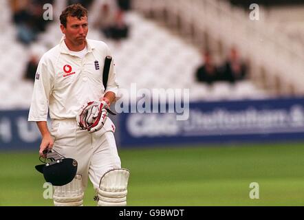 Cricket - secondo test assicurativo Cornhill - Inghilterra contro Zimbabwe - terzo giorno. Michael Atherton, un'Inghilterra, parte dopo essere stato catturato da Grant Flower per il 136 dal bowling di Mpumelelo Mbangwa Foto Stock