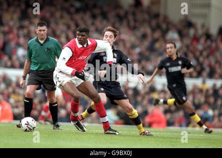 L'Arsenal's Nwankwo Kanu (l) supera Matthew Oakley di Southampton (r) Foto Stock
