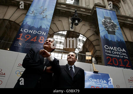 Stephen Urquhar, presidente di Omega (sinistra), e Jacques Rogge, presidente del Comitato Olimpico Internazionale, alla Olmega Boutique di Londra, mentre Omega ha annunciato la sua continua collaborazione con i Giochi Olimpici internazionali. Foto Stock