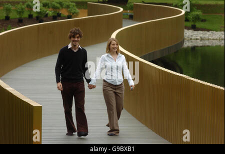 I Giardini di Kew' addetti stampa Oliver Basciano e Lauren Bird passeggiata attraverso la Sackler Crossing, progettato da londinese architetto John Pawson, come essa si avvicina al completamento, coprendo il lago situato nel west end della Royal Botanic Gardens, Kew, nel sud-ovest di Londra, Martedì 16 Maggio, 2006. La Sackler Crossing sarà svelata a Kew Gardens di questa sera e sarà aperta al pubblico dal 17 maggio. Kew Gardens è un grande ospite internazionale di attrazione e i suoi 132 ettari di giardini paesaggistici attirare oltre un milione di visitatori ogni anno. Guarda per la storia di PA. Foto Stock