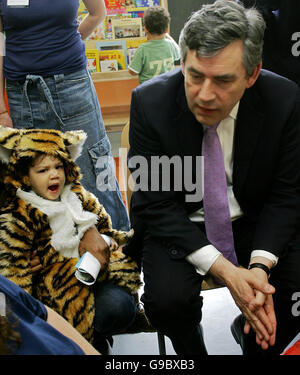 Il Cancelliere britannico dello scacchiere Gordon Brown parla ai bambini al Broadwater Farm Children's Center di Tottenham, a nord di Londra. Foto Stock