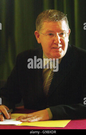 Scottish il Ministro della Salute Andy Kerr assiste il lancio delle condizioni a lungo termine Alliance Scozia a City Chambers, Edimburgo. Foto Stock