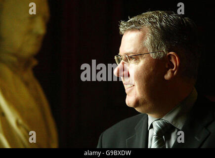 Scottish il Ministro della Salute Andy Kerr assiste il lancio delle condizioni a lungo termine Alliance Scozia a City Chambers, Edimburgo. Foto Stock