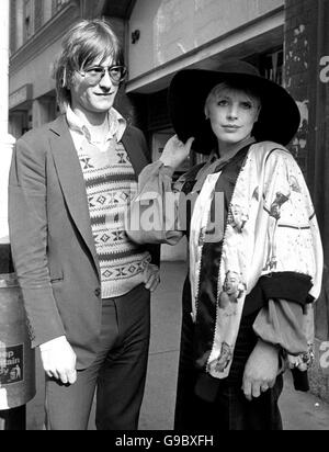 Pop star trasformato attrice, Marianne Faithfull e la sua fidanzata, Old Etonian antiquario rivenditore, Oliver Musker arrivando al Hammer Theatre di Wardour Street per assistere a un'anteprima dell'ultimo film di Miss Faithfull 'Ghost Story'. Foto Stock