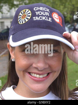 File immagine datata 08/10/2003 di Miss Wales Imogen Thomas, di 20 anni da Llanelli, durante il lancio della campagna testicolare di sensibilizzazione sul cancro a Swansea. Imogen è entrato nella casa del Grande Fratello 7, presso gli Elstree Studios di Borehamwood questa sera .