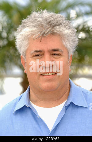 Il regista Pedro Almodovar si pone per i fotografi durante la fotocellula per 'Volver' nel Palais du Festival di Cannes, Francia. Foto Stock