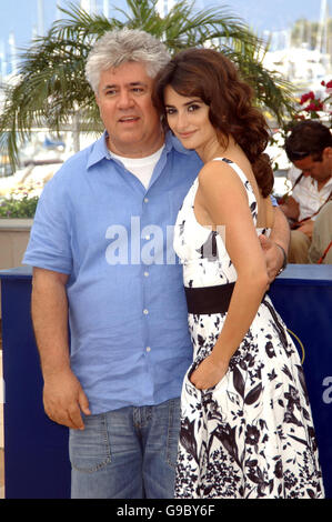 AP OUT il direttore Pedro Almodovar & Penelope Cruz posa per i fotografi durante la fotocellula per 'Volver' nel Palais du Festival, Cannes, Francia. Foto Stock