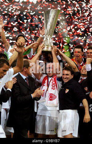 Calcio - Coppa UEFA - finale - Middlesbrough / Siviglia - Philips Stadion. Il capitano di Siviglia Javi Navarro solleva il Trofeo della Coppa UEFA Foto Stock