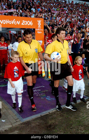 Calcio - Coppa UEFA - finale - Middlesbrough / Siviglia - Philips Stadion. I funzionari della partita conducono fuori le squadre prima di iniziare con le mascotte Foto Stock