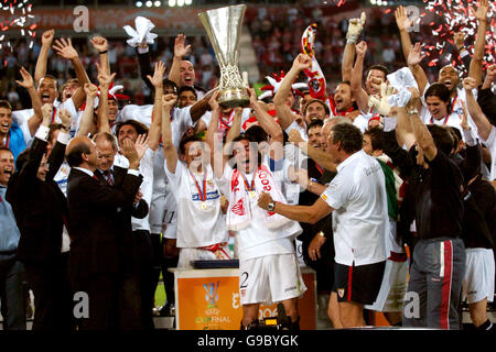 Il capitano di Siviglia Javi Navarro solleva il Trofeo UEFA Cup Foto Stock