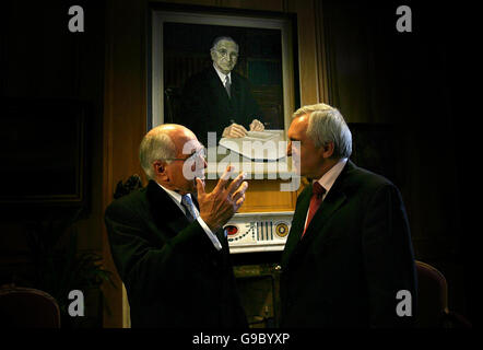 Taoiseach Bertie Ahern incontra il primo ministro australiano John Howard (a sinistra) nel suo ufficio presso gli edifici governativi sotto lo sguardo vigile di Eamon De Valera. Foto Stock