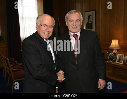 Taoiseach Bertie Ahern incontra il primo ministro australiano John Howard (a sinistra) nel suo ufficio presso gli edifici governativi. Foto Stock