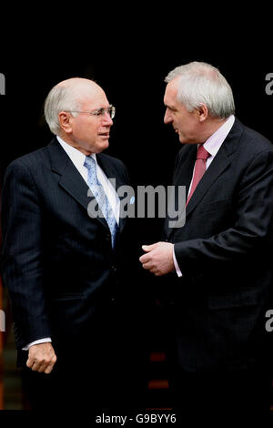 Il Taoiseach Bertie Ahern incontra il primo ministro australiano John Howard (a sinistra) presso gli edifici governativi. Foto Stock