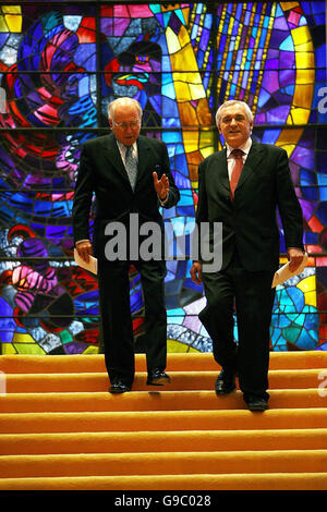 Il Taoiseach Bertie Ahern incontra il primo ministro australiano John Howard (a sinistra) presso gli edifici governativi. Foto Stock