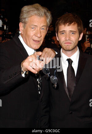 AP OUT Sir Ian McKellen (a sinistra) e l'attore americano Aaron Stanford arrivano per la prima di 'X-Men III - The Last Stand' al Palais des Festival durante il 58° Festival del cinema di Cannes, in Francia. Foto Stock