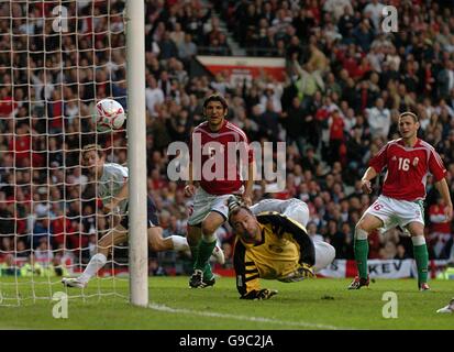 Joe Cole (l) dell'Inghilterra guarda come il suo sforzo ottiene Passato il portiere ungherese Gabor Kiraly ma colpisce il posto Foto Stock