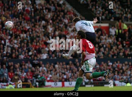 Calcio - Internazionale amichevole - Inghilterra / Ungheria - Old Trafford. Michael Owen, l'Inghilterra, si trova in una testa di gol, ma è salvato dal portiere ungherese Gabor Kiraly Foto Stock