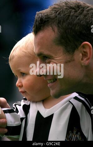 Calcio - fa Barclays Premiership - Newcastle United v Chelsea - St James Park. Newcastle United's Shay dato e il suo bambino Foto Stock
