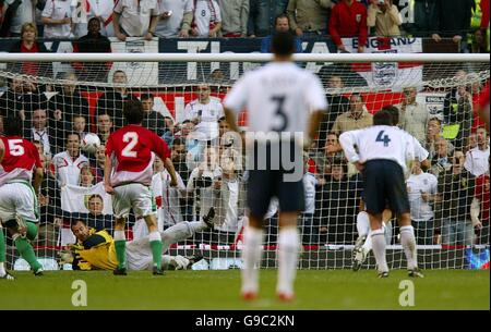 Calcio - Internazionale amichevole - Inghilterra / Ungheria - Old Trafford. Gabor Kiraly (l), portiere ungherese, salva la pena da Frank Lampard, l'Inghilterra Foto Stock