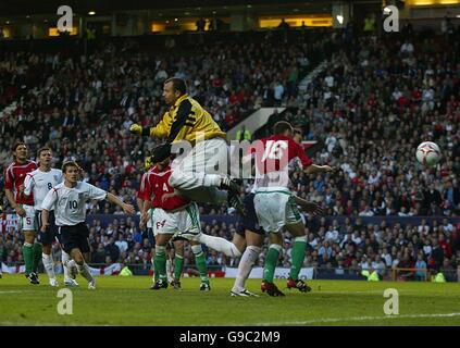 L'inglese John Terry (nascosto) batte il portiere ungherese Gabor Kiraly a. segna il secondo gol Foto Stock