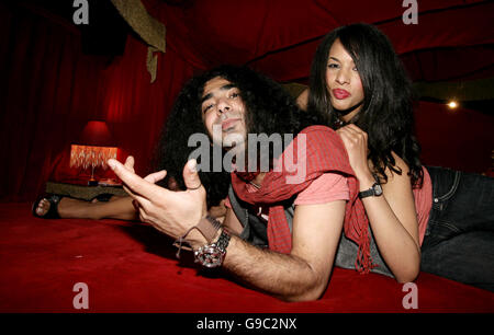 Bahrain Born Shake (fronte) il cantante della rock band Brothermandude, si pone dietro le quinte con model Joy Vieli, al Cafe de Paris, nel centro di Londra. PREMERE ASSOCIAZIONE foto. Data immagine: Martedì 30 maggio 2006. Shake e tre musicisti britannici affermati (il chitarrista Matt White, il bassista Russell Milton e il batterista Ian Markin) stanno rilasciando un EP di tre canzoni che sarà disponibile per il download su i Tunes il 6 giugno 2006. PREMERE ASSOCIAZIONE foto. L'immagine di credito dovrebbe essere: Hugo Philpott/PA. Foto Stock