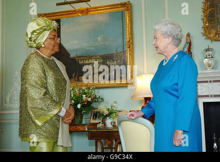 La Regina Elisabetta II (destra) riceve a Buckingham Palace la Presidente della Liberia, la signora Ellen Johnson-Sirleaf, che è la prima donna presidente del paese. Foto Stock