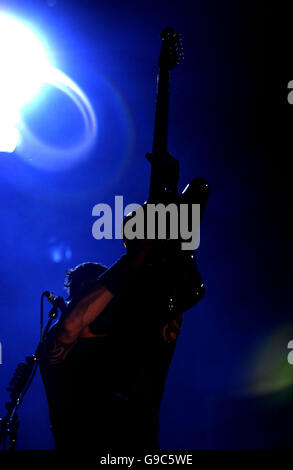 Dave Grohl da Foo Fighters esibirsi sul palco durante l annuale Isle of Wight Festival presso Seaclose Park a Newport, Isola di Wight. Foto Stock