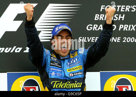 Il pilota spagnolo e Renault Fernando Alonso festeggia sul podio dopo aver vinto il Gran Premio di Gran Bretagna a Silverstone. Foto Stock