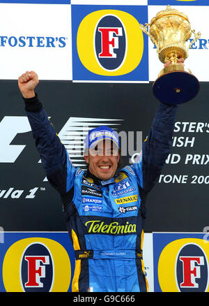 Il pilota spagnolo e Renault Fernando Alonso festeggia con il trofeo sul podio dopo aver vinto il Gran Premio di Gran Bretagna a Silverstone. Foto Stock