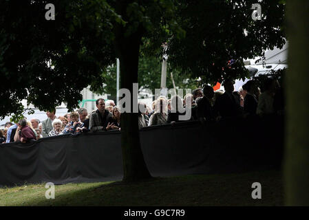 I lutto arrivano per i funerali dell'ex Premier irlandese Charles Haughey alla Chiesa di nostra Signora della consolazione, Donnycarney. Foto Stock