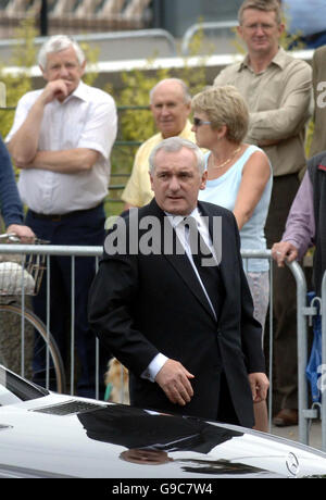 Taoiseach Bertie Ahern arriva per il funerale di ex Taoiseach Charles Haughey alla Madonna della Consolazione chiesa in Donnycarney, Co Dublin. Foto Stock