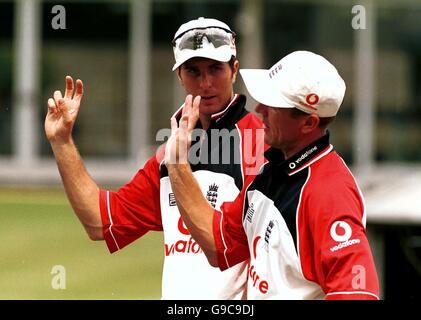 L'inglese Michael Vaughan (l) parla per stare nello skipper Alec Stewart (r) Foto Stock