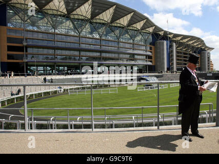 Un racegoista studia la forma ad Ascot per il secondo giorno di Ascot reale. Foto Stock