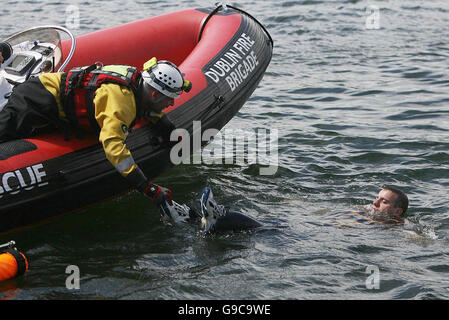 Membri del fuoco di Dublino e il servizio di soccorso simulare una esercitazione di soccorso sul fiume Liffey dopo il signore sindaco Catherine Byrne aveva lanciato ufficialmente la nave presso il Dublin Docklands uffici. Foto Stock