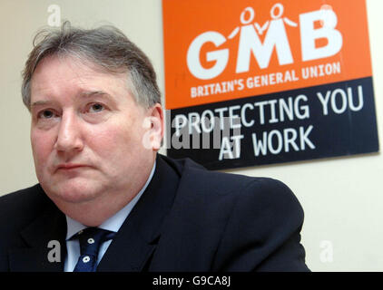 Paul Kenny, segretario generale dell unione GMB, nel corso di una conferenza stampa a Londra. Foto Stock