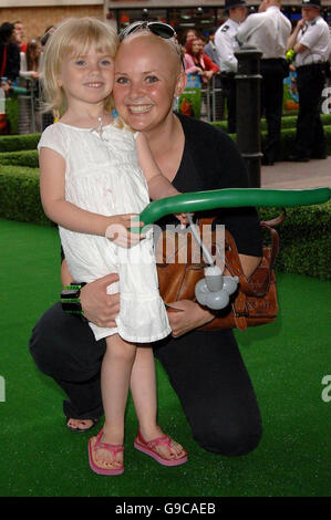 Gail Porter e sua figlia Honey arrivano per la prima cinematografica britannica di Over the Hedge, al cinema Vue West End, nel centro di Londra. Foto Stock