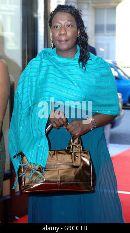 Gee Walker, madre del teenager assassinato di Merseyside Anthony Walker, arriva alla Commissione per la gara di Race Equality nei Media Awards 2006 alla Royal Opera House di Londra. Foto Stock