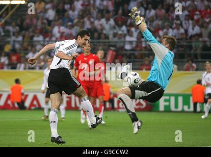 (L-R) Miroslav Klose, in Germania, si è spalancato dopo essere stato messo sotto pressione dal portiere polacco Artur Boruc Foto Stock