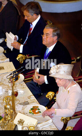 La Gran Bretagna è il primo ministro Tony Blair, il Sindaco, la Gran Bretagna è la Regina Elisabetta II per partecipare ad un banchetto presso la Mansion House di Londra. Foto Stock