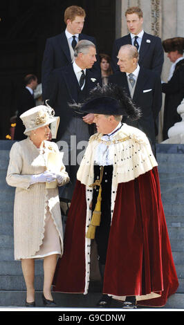 La Regina Elisabetta II della Gran Bretagna parla con il Sindaco del Signore di Londra quando si allontana dalla Cattedrale di St Paul, Londra, seguita dal Principe di Galles (da sinistra a destra), dal Duca di Edimburgo e (da sinistra a destra) dai principi Harry e William, Dopo un servizio di ringraziamento in onore dell'ottantesimo compleanno della Regina Elisabetta II in Gran Bretagna. Foto Stock